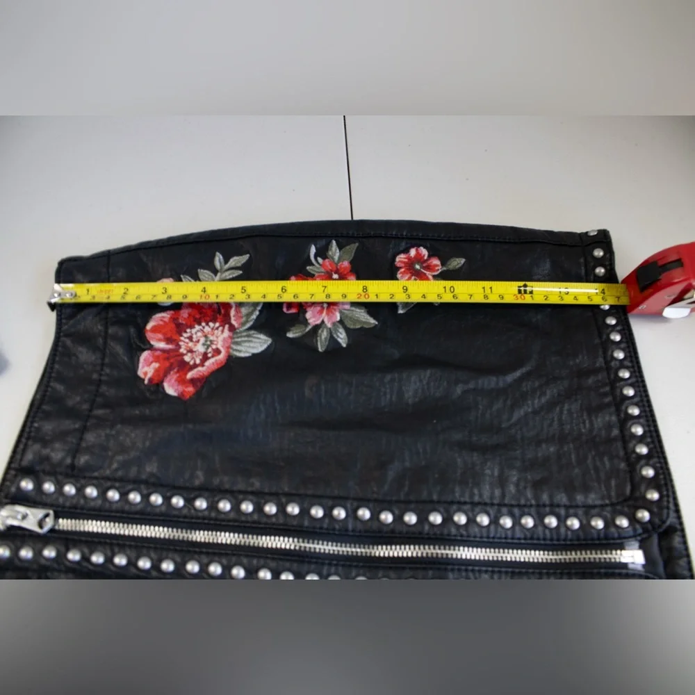 American Eagle Studded Black & Red Floral Faux Leather Zip Up Women’s Skirt Sz 4 - Picture 6 of 10